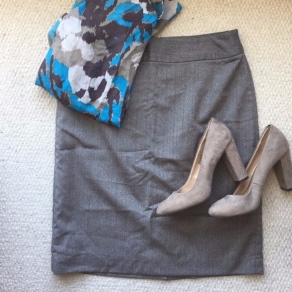 Banana Republic Herringbone Pattern Pencil Skirt – Size 4 - Picture 6 of 6